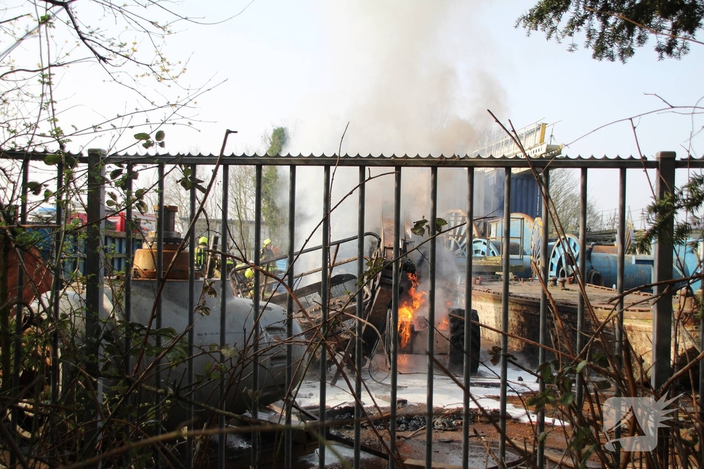 Hoogwerker in brand leidt tot grote rookontwikkeling