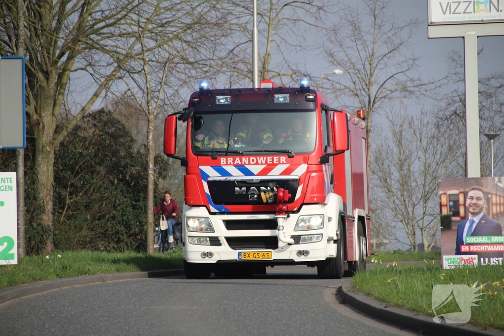 Hoogwerker in brand leidt tot grote rookontwikkeling