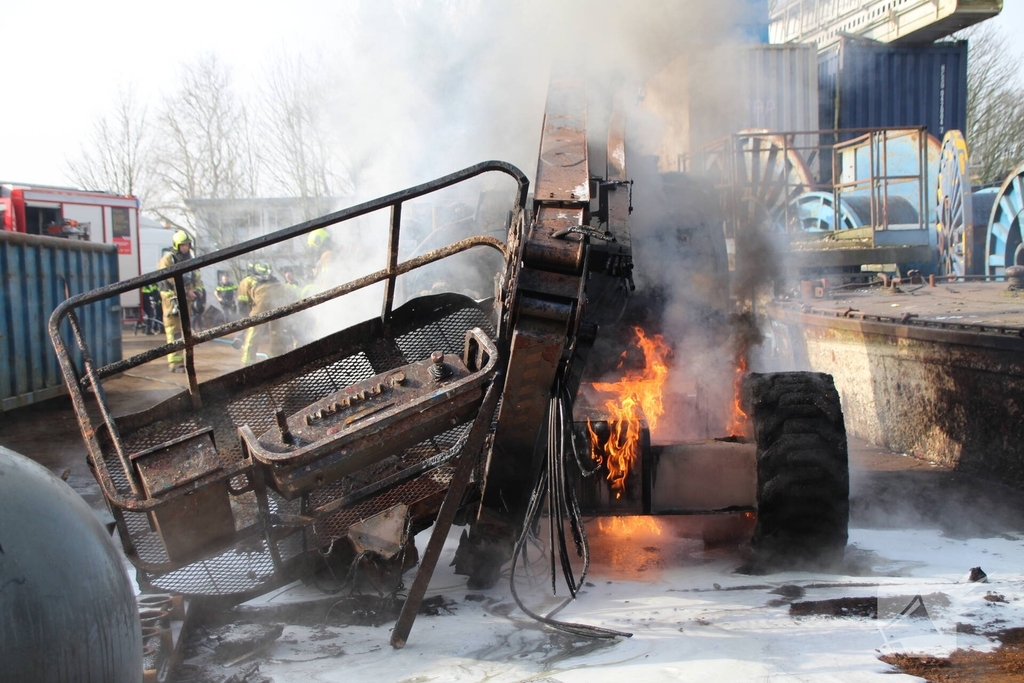 Hoogwerker in brand leidt tot grote rookontwikkeling