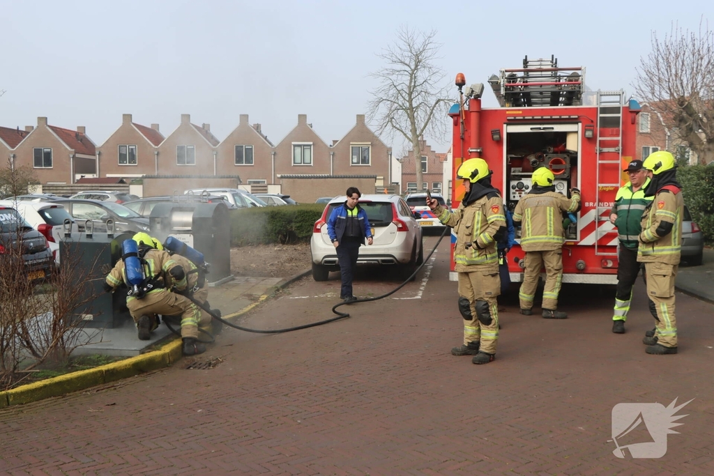 Brand in ondergrondse afvalcontainer geblust