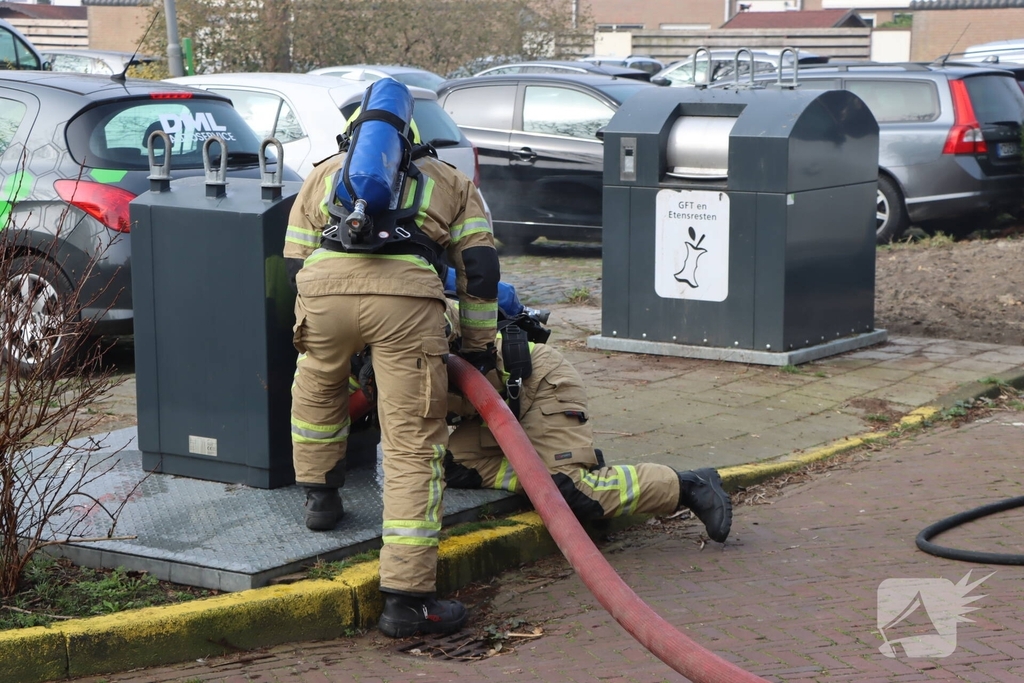 Brand in ondergrondse afvalcontainer geblust