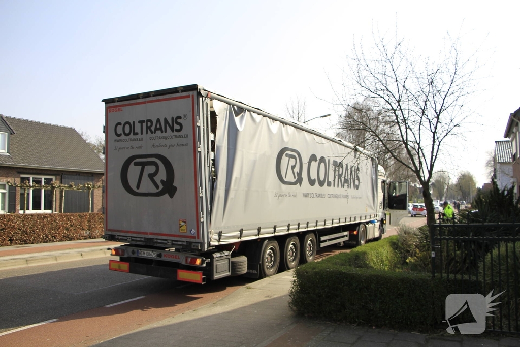 Vrachtwagen botst op spoorviaduct en veroorzaakt verkeershinder