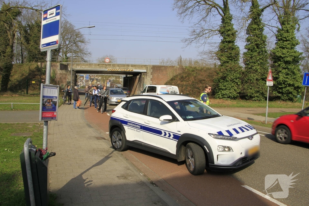 Vrachtwagen botst op spoorviaduct en veroorzaakt verkeershinder