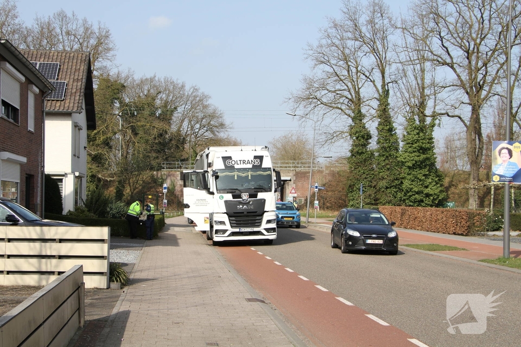 Vrachtwagen botst op spoorviaduct en veroorzaakt verkeershinder