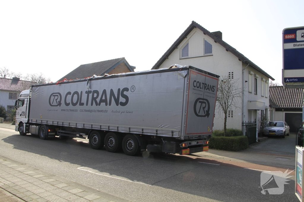 Vrachtwagen botst op spoorviaduct en veroorzaakt verkeershinder