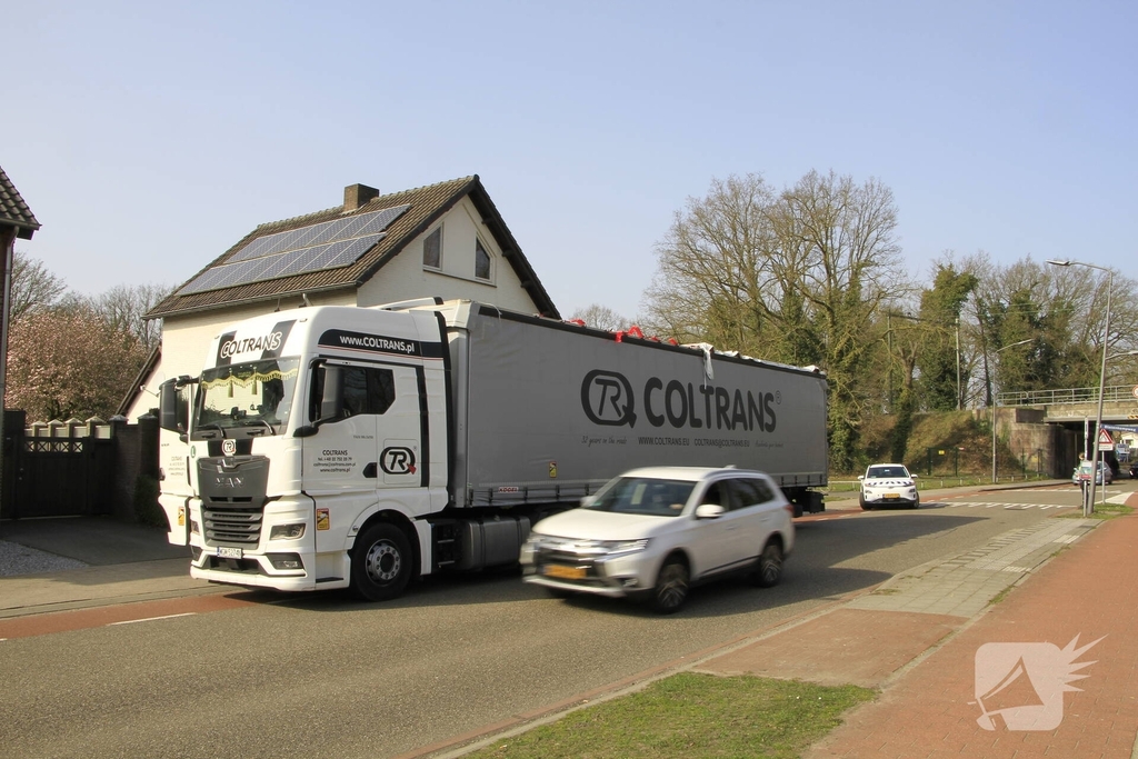 Vrachtwagen botst op spoorviaduct en veroorzaakt verkeershinder