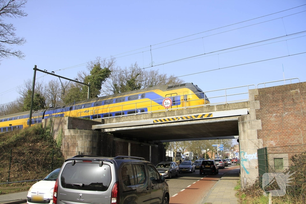 Vrachtwagen botst op spoorviaduct en veroorzaakt verkeershinder
