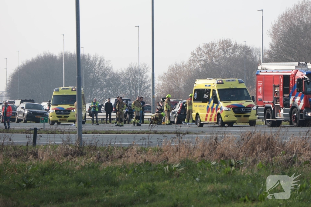 Meerdere voertuigen betrokken bij aanrijding op snelweg