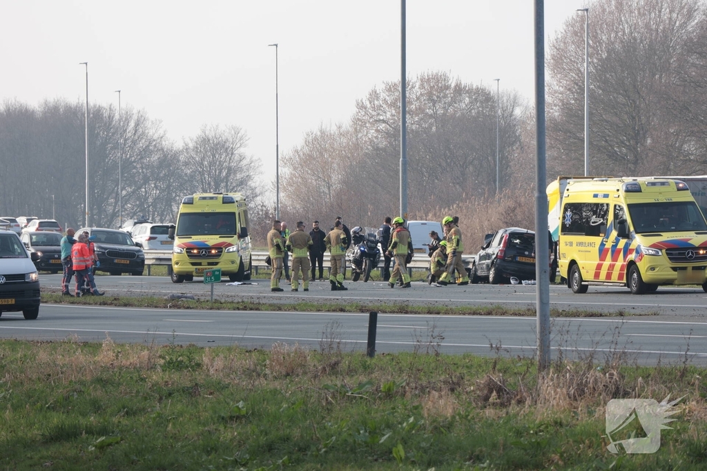 Meerdere voertuigen betrokken bij aanrijding op snelweg