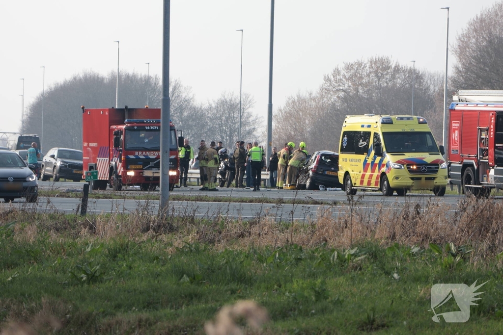 Meerdere voertuigen betrokken bij aanrijding op snelweg