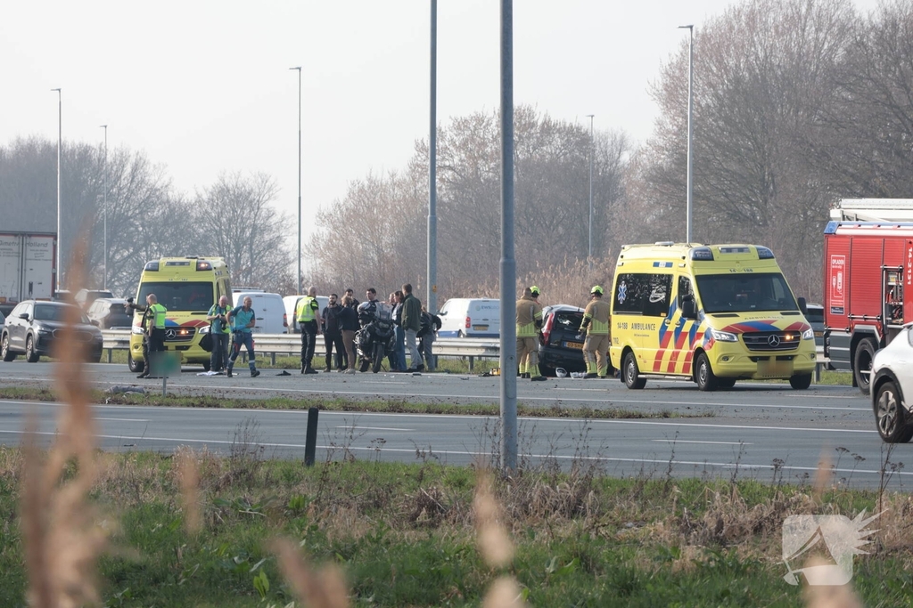 Meerdere voertuigen betrokken bij aanrijding op snelweg