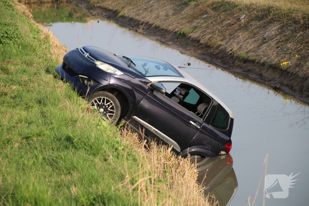 Auto in het water na eenzijdig ongeval