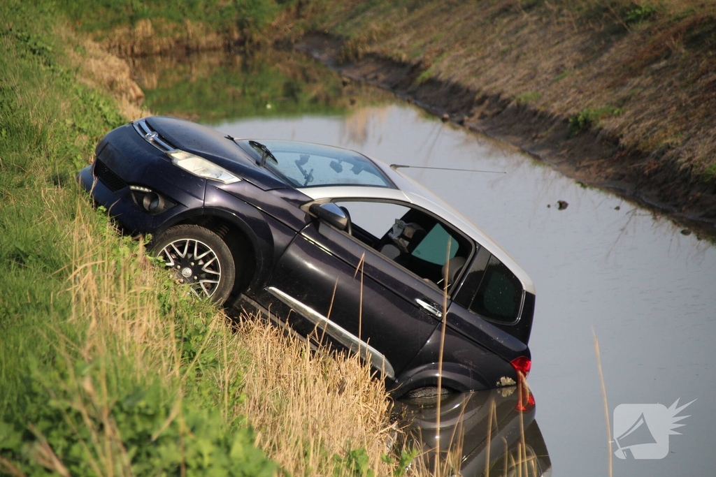 Auto in het water na eenzijdig ongeval