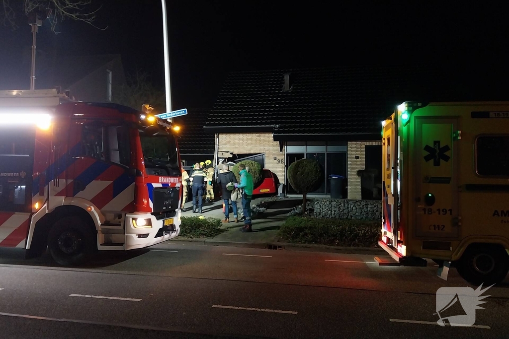 Auto rijdt woning binnen