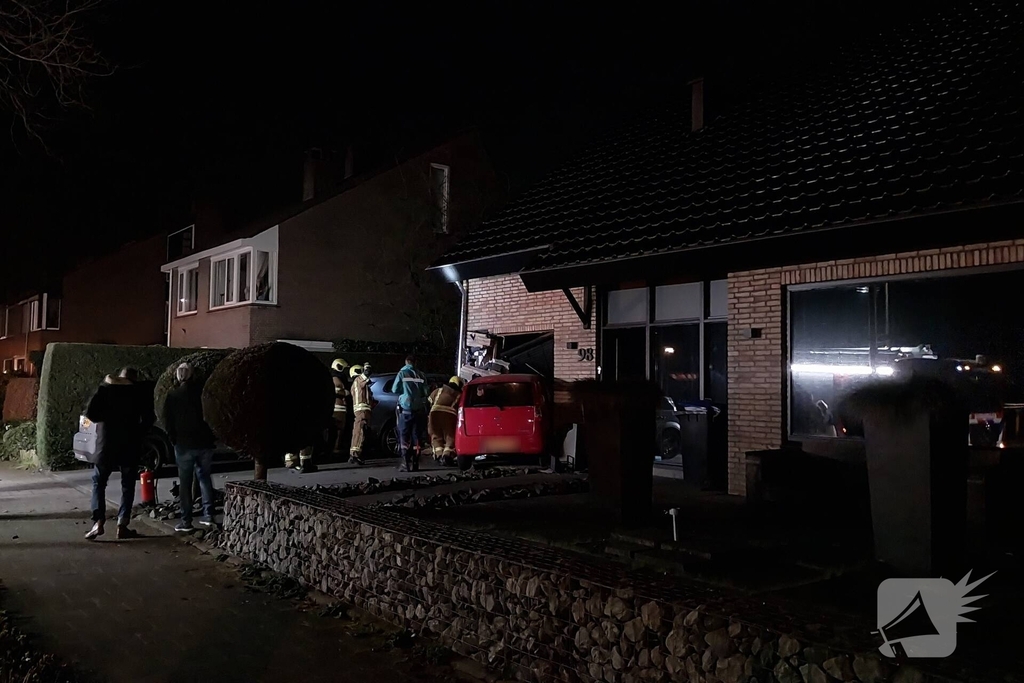 Auto rijdt woning binnen