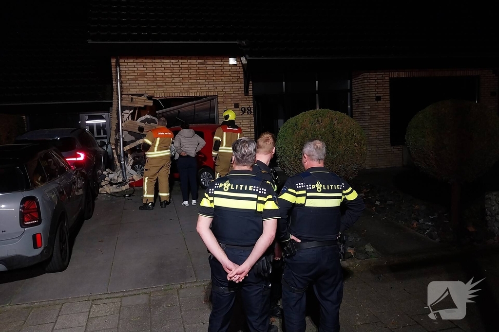 Auto rijdt woning binnen