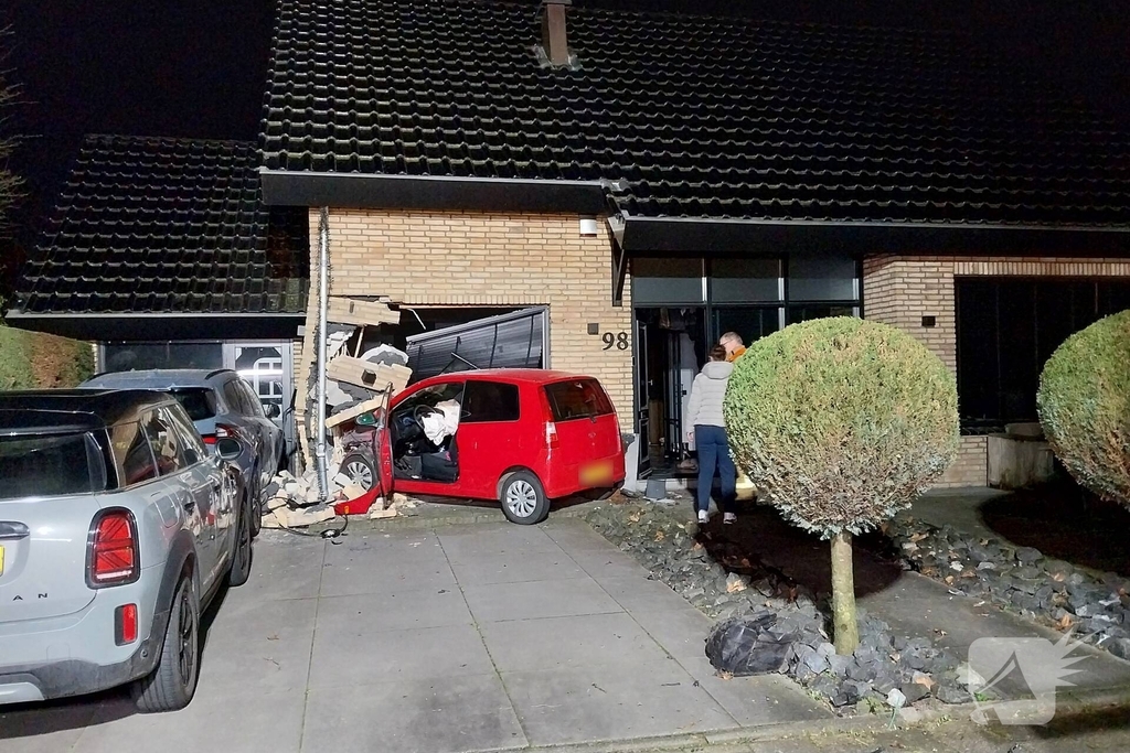 Auto rijdt woning binnen