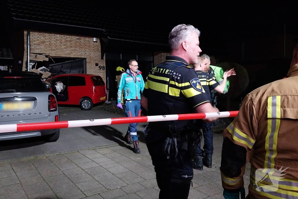 Auto rijdt woning binnen