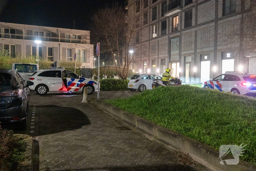 Politie met kogelwerende vesten naar flatwoning