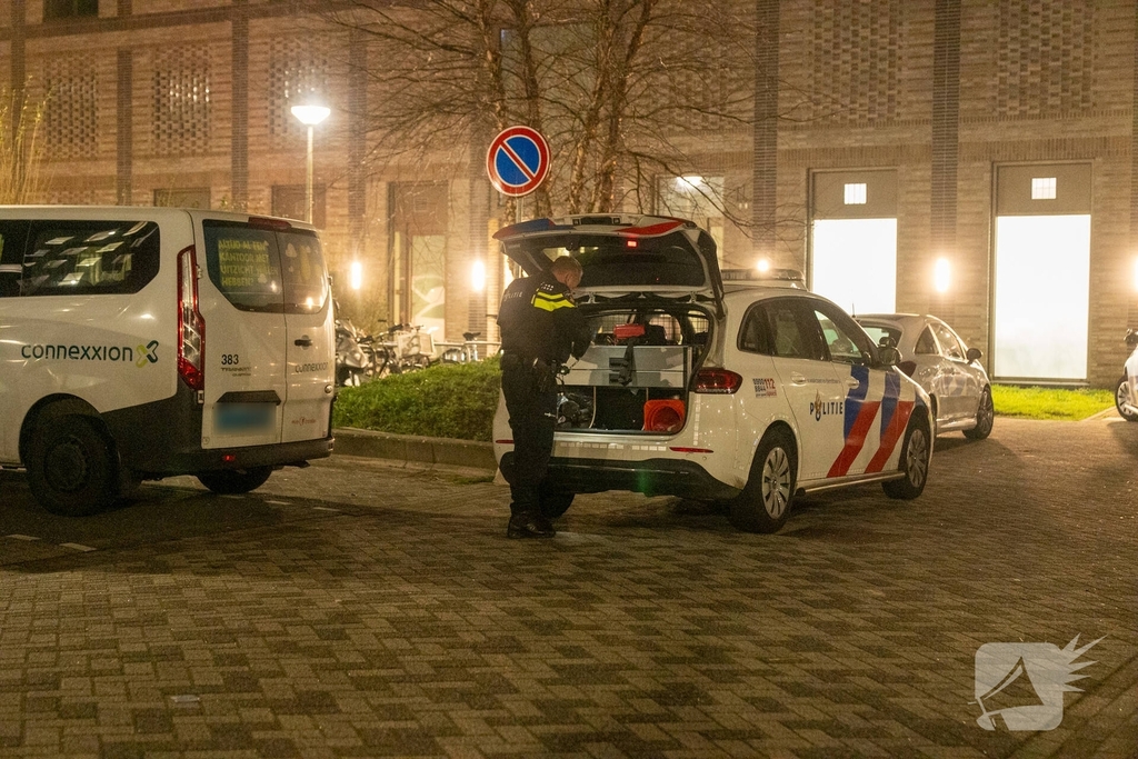 Politie met kogelwerende vesten naar flatwoning