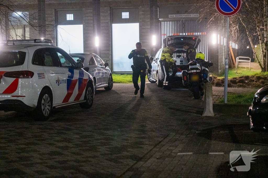 Politie met kogelwerende vesten naar flatwoning