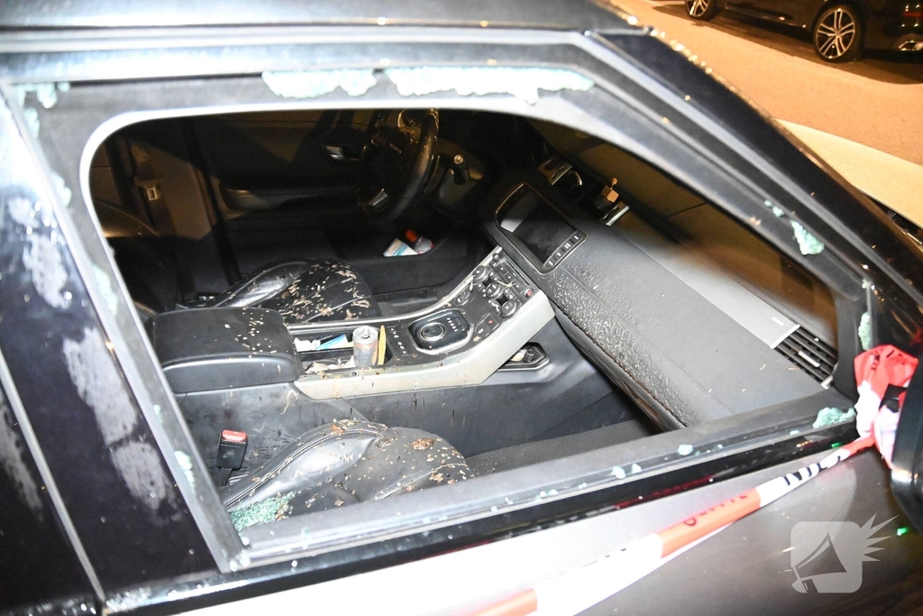 Autobrand na ingegooide zijruit