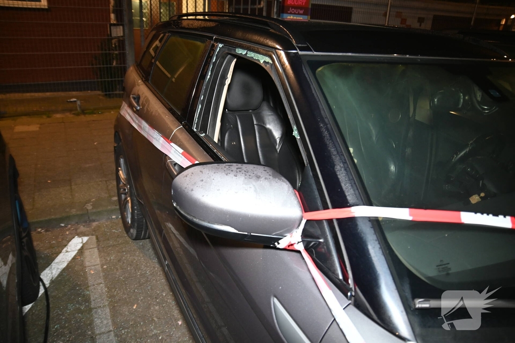 Autobrand na ingegooide zijruit