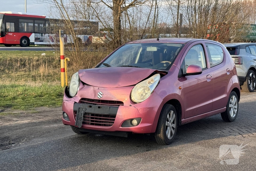 Automobiliste botst achterop vrachtwagen