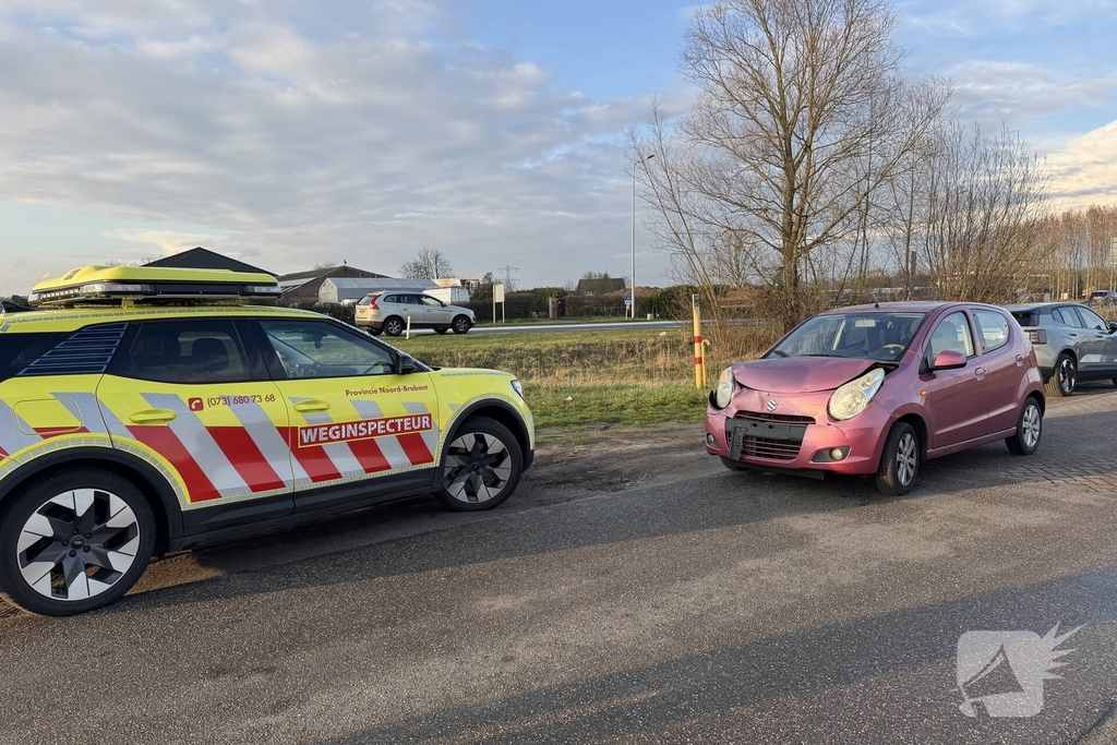 Automobiliste botst achterop vrachtwagen