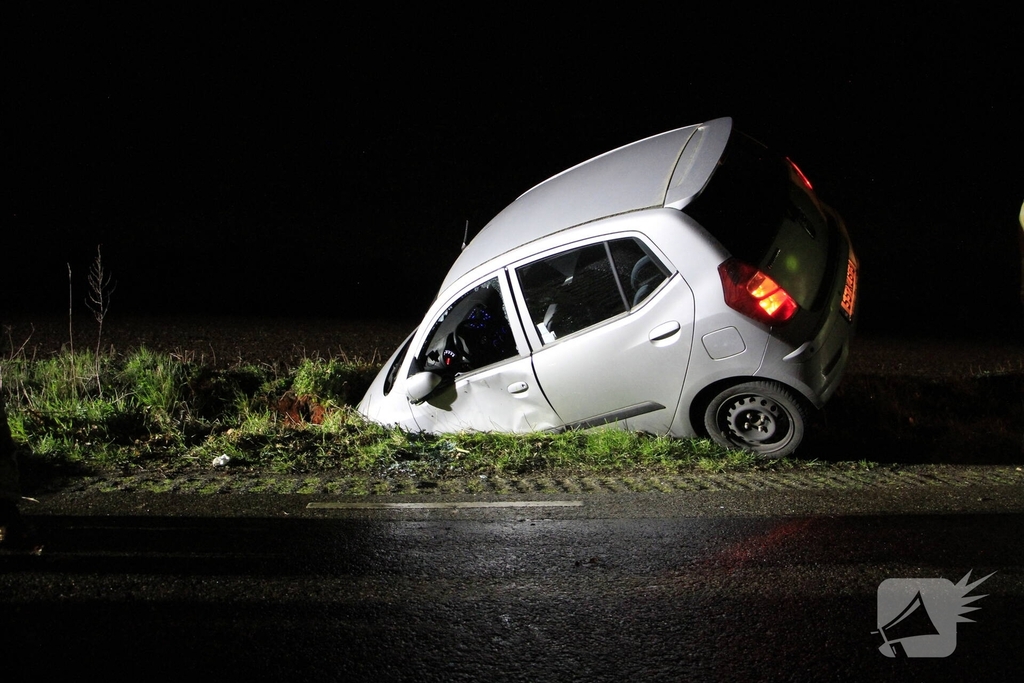 Auto belandt in greppel na ongeval