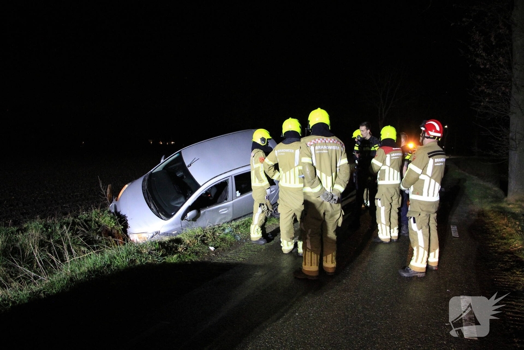 Auto belandt in greppel na ongeval