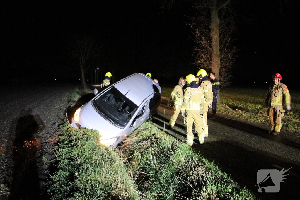 Auto belandt in greppel na ongeval