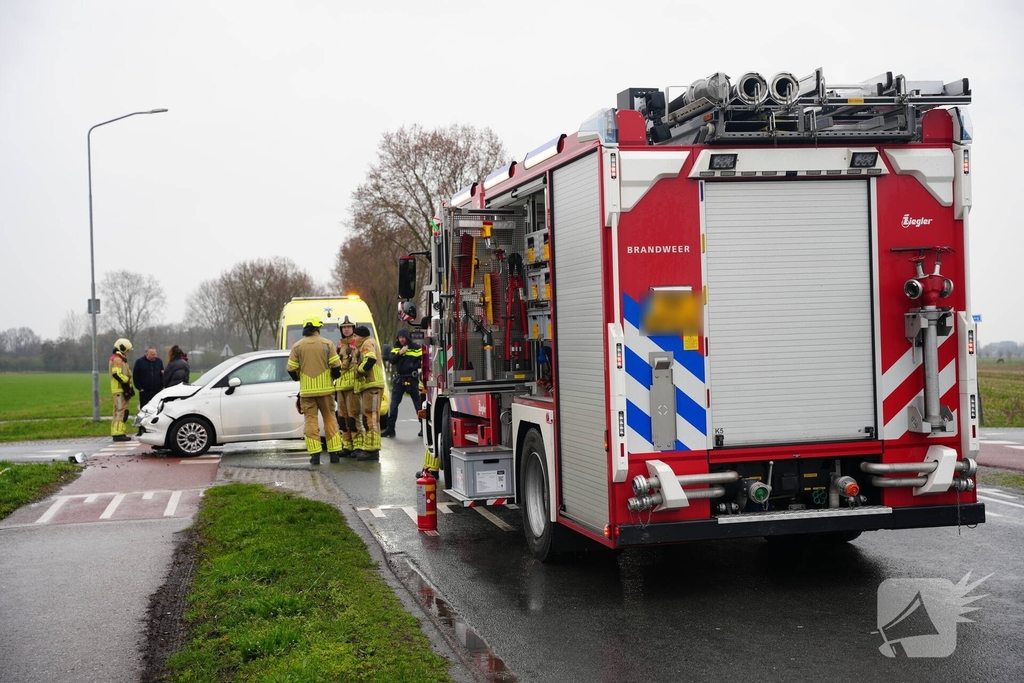 Bestelwagen komt in sloot tot stilstand