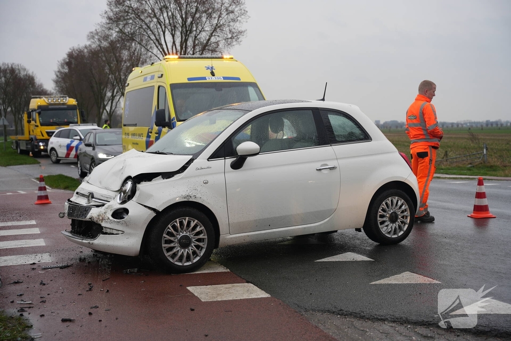 Bestelwagen komt in sloot tot stilstand