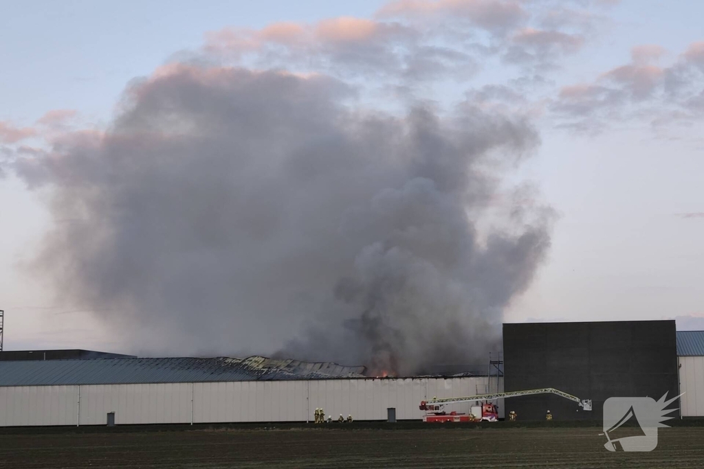 Brand in loods veroorzaakt grote rookontwikkeling