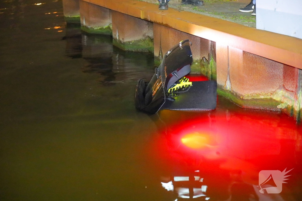 Auto te water tijdens parkeren