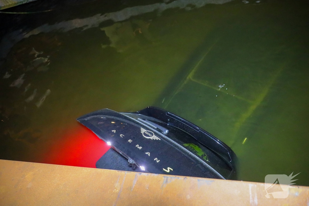 Auto te water tijdens parkeren