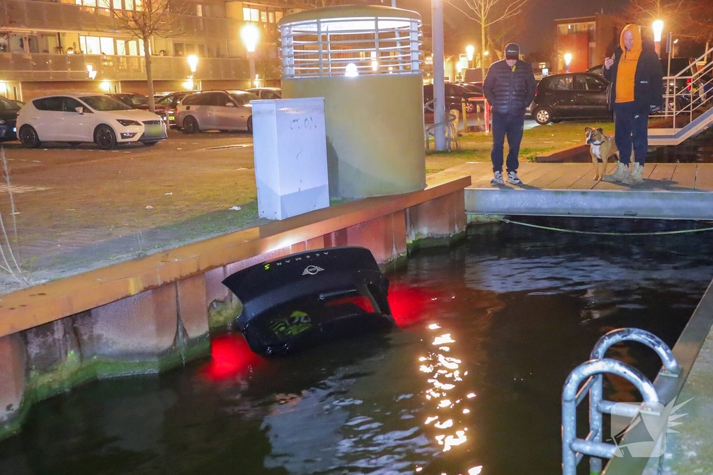 Auto te water tijdens parkeren