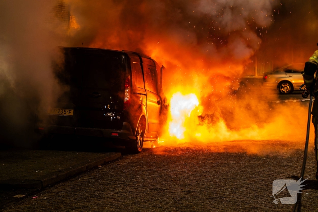 Brand in bestelbusje na harde klap