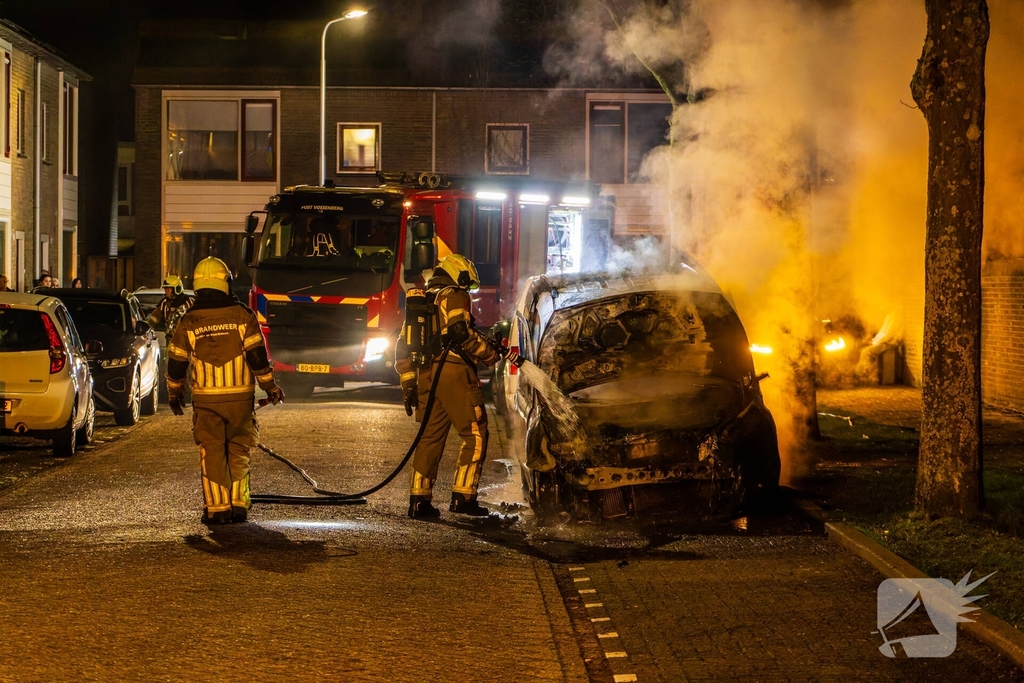Brand in bestelbusje na harde klap