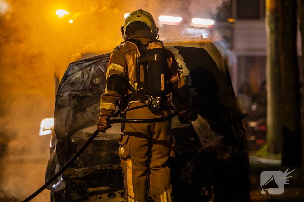 Brand in bestelbusje na harde klap