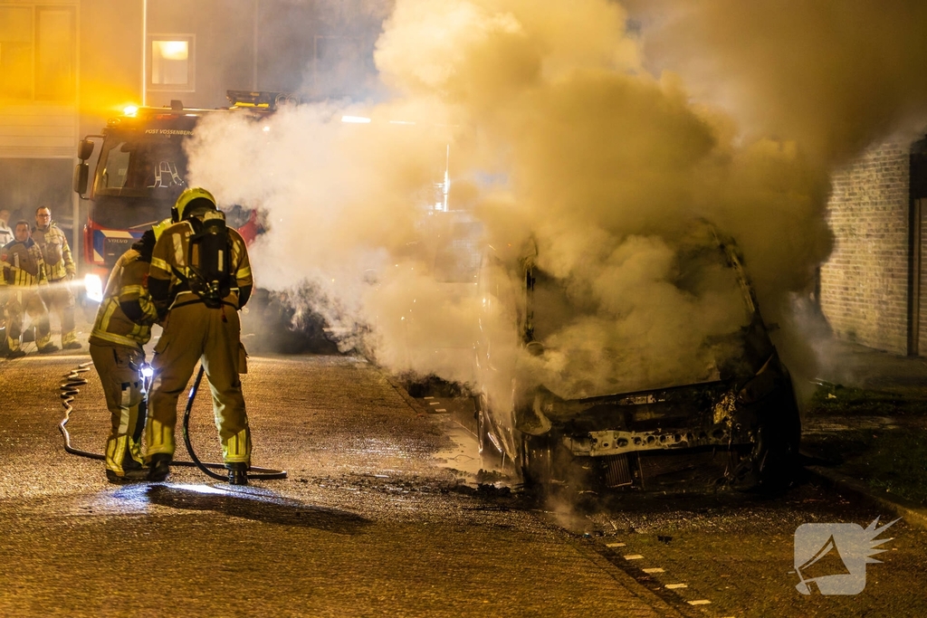 Brand in bestelbusje na harde klap