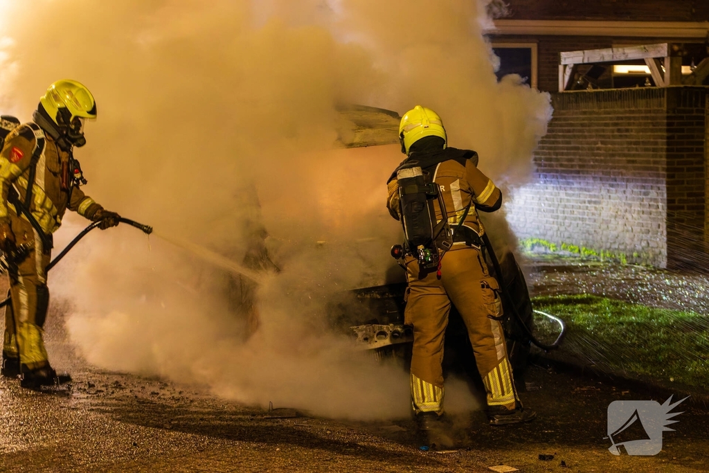 Brand in bestelbusje na harde klap