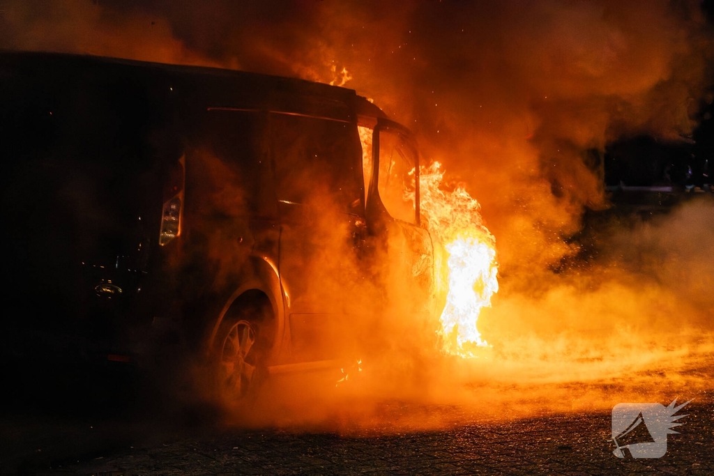 Brand in bestelbusje na harde klap