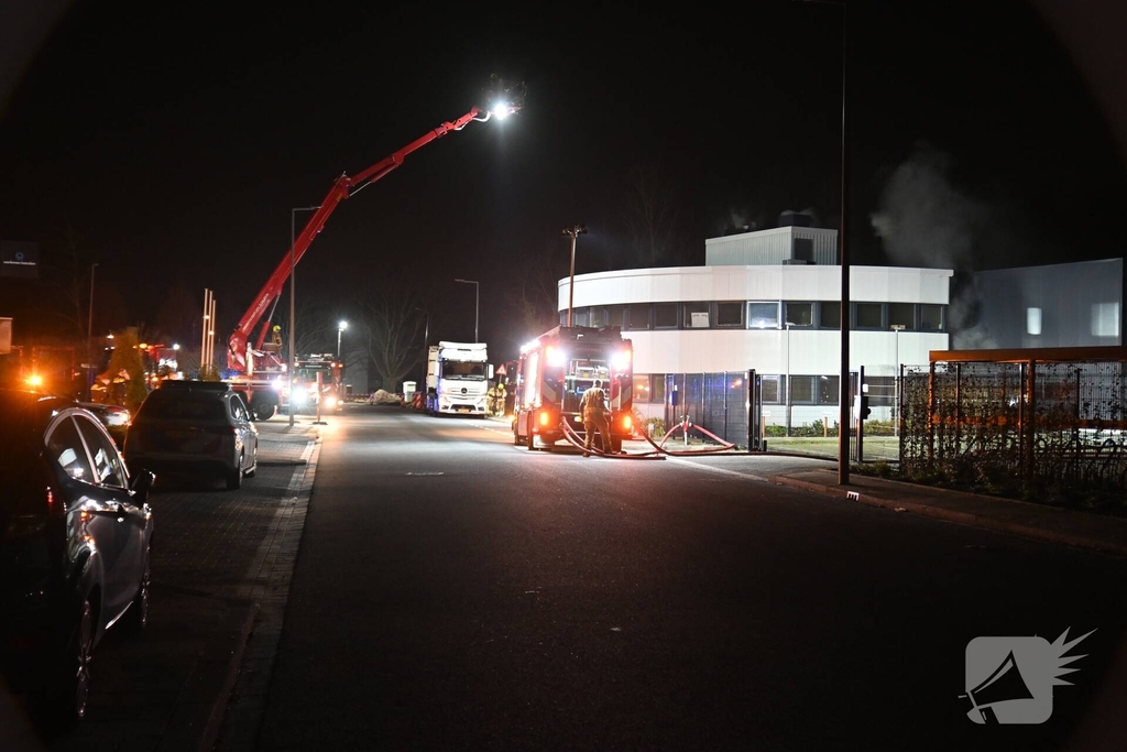 Passerende beveiligers slaan alarm bij brand in verbouwd bedrijfspand