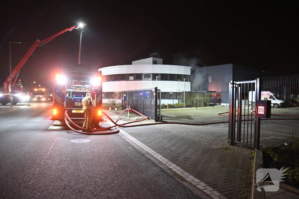Passerende beveiligers slaan alarm bij brand in verbouwd bedrijfspand