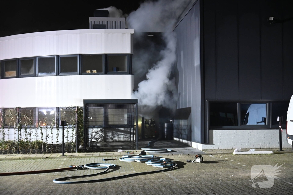 Passerende beveiligers slaan alarm bij brand in verbouwd bedrijfspand
