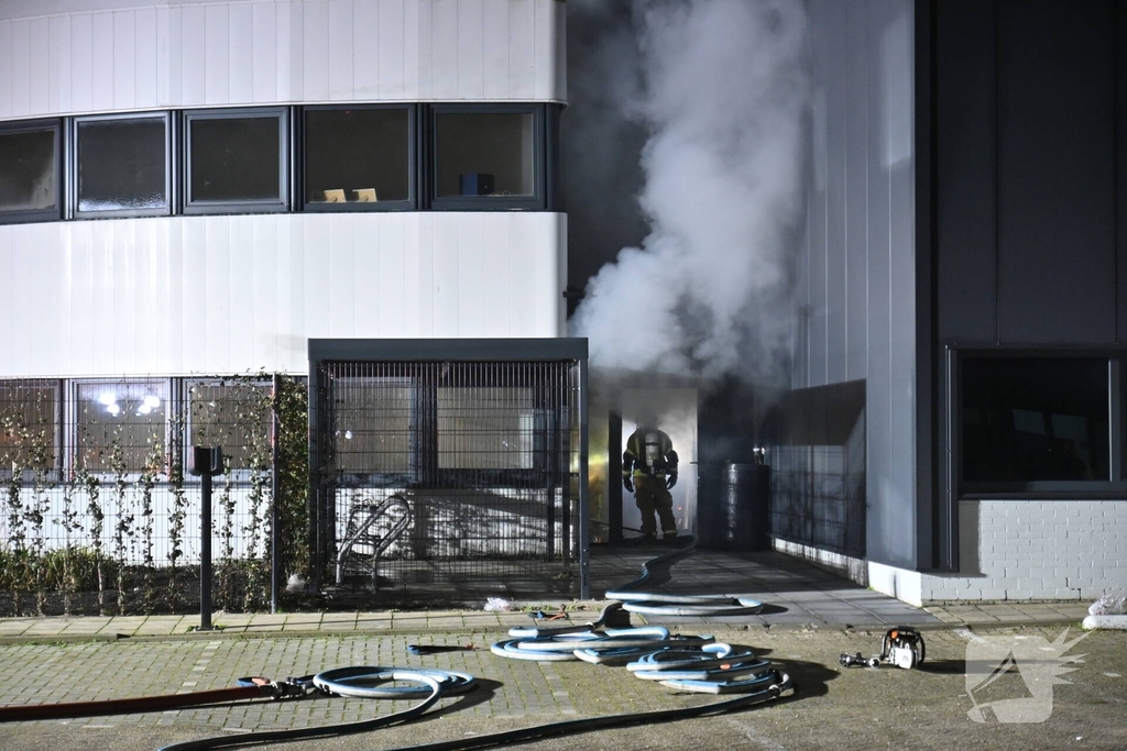 Passerende beveiligers slaan alarm bij brand in verbouwd bedrijfspand