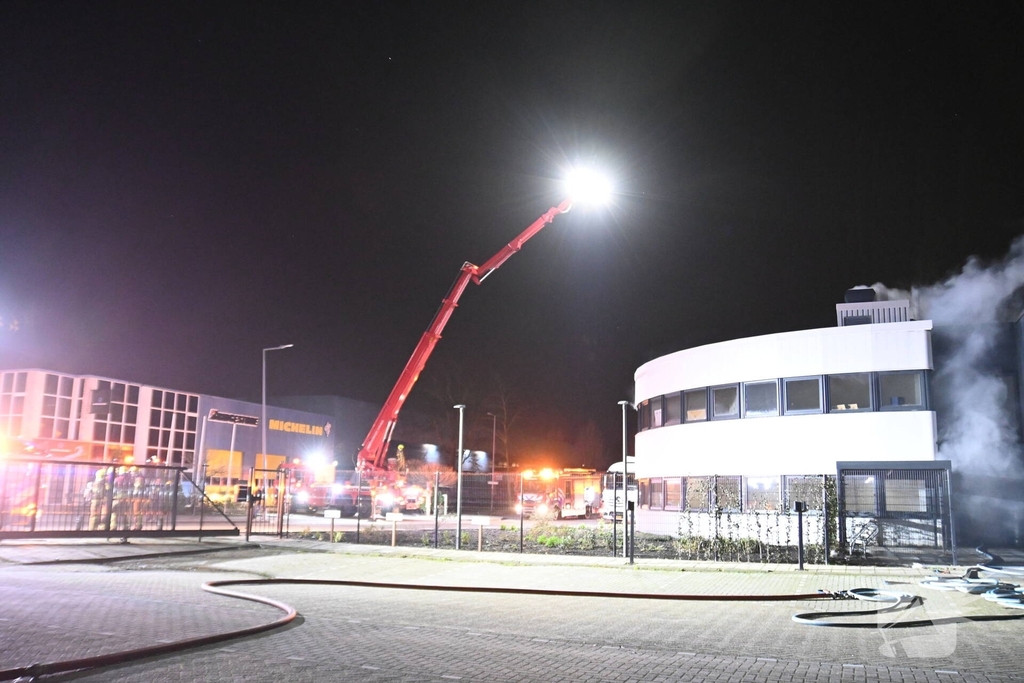 Passerende beveiligers slaan alarm bij brand in verbouwd bedrijfspand