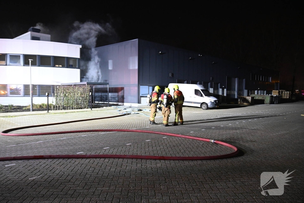 Passerende beveiligers slaan alarm bij brand in verbouwd bedrijfspand
